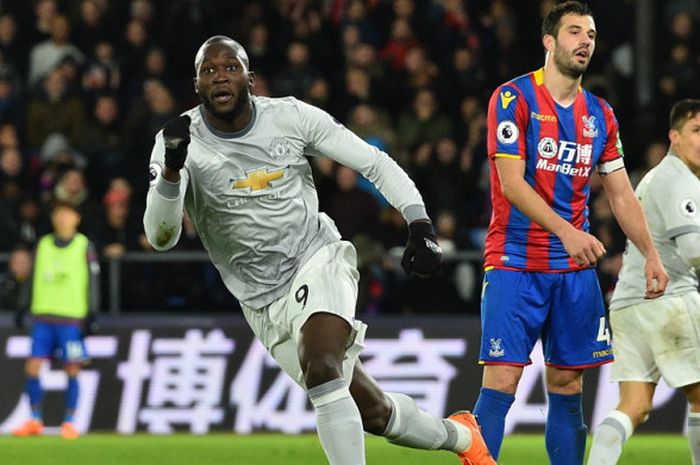 Selebrasi striker Manchester United, Romelu Lukaku (kiri) seusai membobol gawang Crystal Palace dalam laga Liga Inggris 2017-2018 di Stadion Selhurst Park, London, Inggris, pada Senin (5/3/2018). 