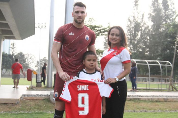 Marko Simic menemui Dimas Andrian Putra ditemani CEO Persija Jepara, Esti Puji Lestari pada Senin (14/5/2018) di Lapangan ABC, Senayan.