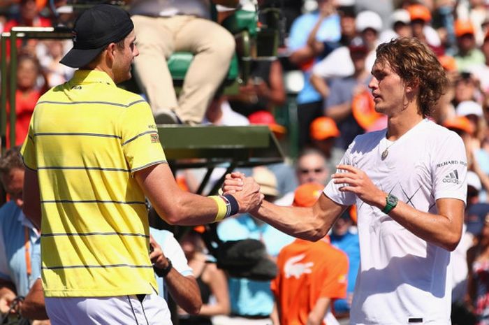 Petenis tunggal putra Jerman, Alexander Zverev (kanan), menyalami John Isner (Amerika Serikat/AS), seusai menjalani laga final turnamen Miami Open 2018 di Crandon Park, Key Biscayne, Florida, AS, Minggu (1/4/2018).