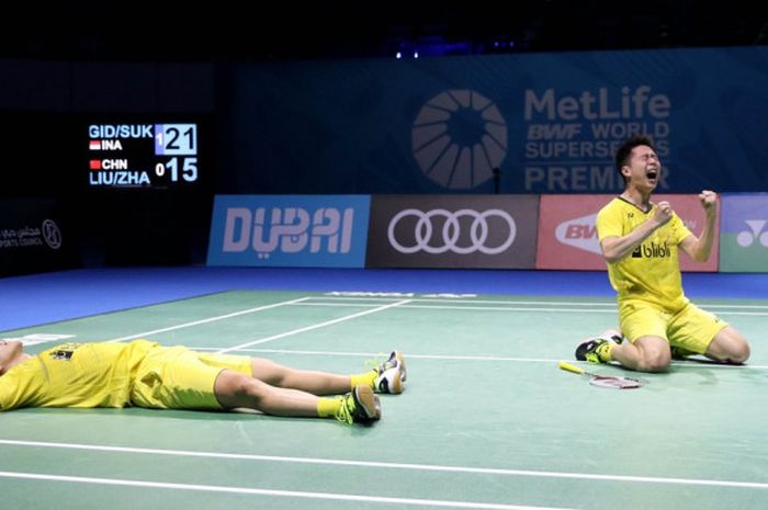 Pasangan ganda putra Indonesia, Marcus Fernaldi Gideon (kanan)/Kevin Sanjaya Sukamuljo, bereaksi seusai memastikan diri menjuarai turnamen BWF Superseries Finals 2017 di Hamdan Sports Complex, Dubai, Uni Emirat Arab, Minggu (17/12/2017).  