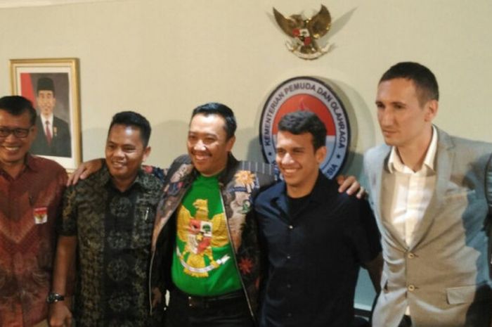 Menpora Imam Nahrawi (ketiga dari kiri) berpose bersama Egy Maulana (ketiga dari kanan), agen Dusan Bogdanovic (kedua dari kanan), ayah angkat Egy, Subagja Suihan (kedua dari kiri), dan Deputi III Kemenpora Raden Isnanta di Kantor Kemenpora, Senayan, Jakarta Selatan, Jumat (5/1/2018) sore WIB