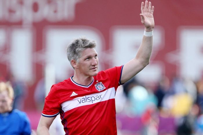 Gelandang Chicago Fire, Bastian Schweinsteiger, memberikan salam kepada fan seusai timnya ditahan imbang 2-2 oleh Montreal Impact dalam laga Major League Soccer 2017 di Stadion Toyota Park, Bridgeview, Amerika Serikat, pada 1 April 2017. 