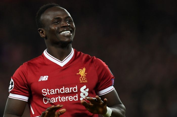 Pemain Liverpool FC, Sadio Mane, merayakan gol yang dia cetak ke gawang Spartak Moskva dalam laga Grup E Liga Champions di Stadion Anfield, Liverpool, Inggris, pada 6 Desember 2017.