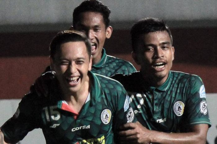 Dirga Lasut pemain PSS Sleman saat merayakan gol kemenangan