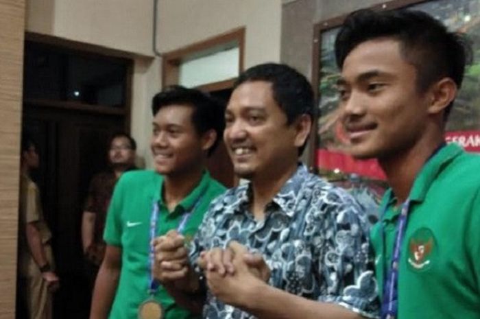 CEO PSIS Semarang, Yoyok Sukawi (tengah) bersama Pemain Timnas U-16 Indonesia, Ernando Ari Sutaryadi (kanan) dan Kartika Vedhayanto (kiri)