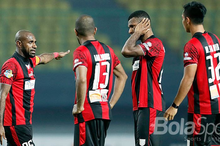   Pemain Persipura Jayapura, Boaz Solossa (kiri), memberikan instruksi kepada rekan setimnya saat tampil melawan Bhayangkara FC dalam laga lanjuta Liga 1 di Stadion Patrot Bekasi, Jawa Barat, Sabtu (9/9/2017).  