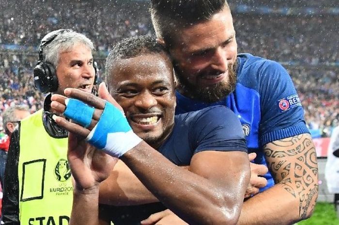 Bek timnas Prancis, Patrice Evra, dipeluk oleh Olivier Giroud seusai kemenangan 5-2 Prancis atas Islandia pada laga perempat final Piala Eropa 2016, di Stade de France, St Denis, Minggu (3/7/2016) waktu setempat.