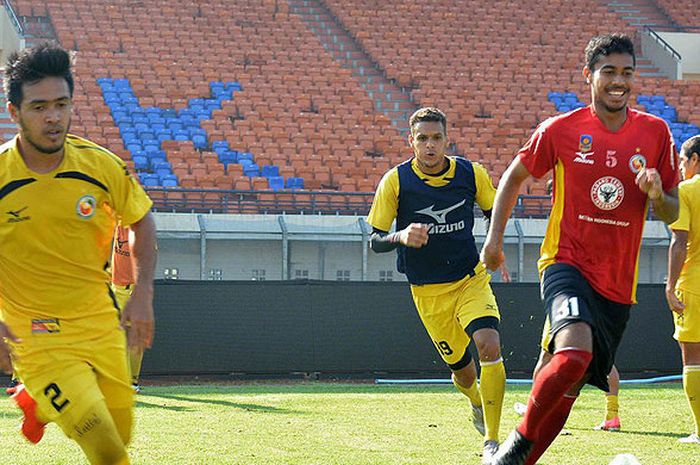 Pemain belakang Semen Padang FC, Novan Setya Sasongko (kiri) dan Rendy Oscario, berlatih di Stadion Si Jalak Harupat, menjelang laga melawan Persib Bandung dalam laga pekan ke-23 Liga 1.