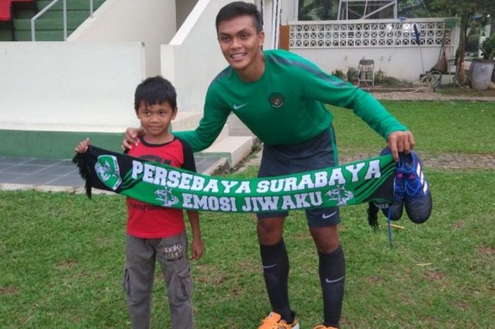  Bek Persebaya Surabaya, Rachmat Irianto (kanan), saat mengikuti seleksi timnas Indonesia U-19 di Lapangan Atang Sutresna, Cijantung, Jakarta Timur, 23 Maret 2017. 