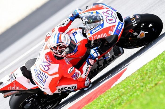 Pebalap Ducati Team, Andrea Dovizoso, memacu motor pada sesi kualifikasi GP Malaysia di Sirkuit Sepang, Sabtu (28/10/2017).