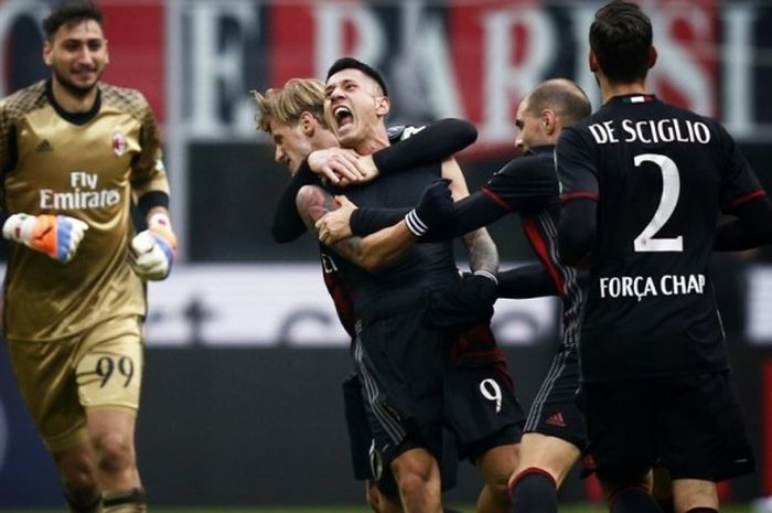 Penyerang AC Milan, Gianluca Lapadula (tengah), merayakan gol yang dia cetak ke gawang Crotone dalam laga Serie A di San Siro, Milan, Italia, 4 Desember 2016.