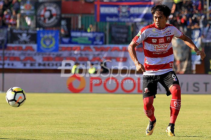 Bek Madura United, Andik Rendika Rama, saat tampil melawan Persib Bandung pada pekan ketujuh Liga 1 2018 di Stadion Gelora Ratu Pamellingan Pamekasan, Jawa Timur, Jumat (04/05/2018) sore.