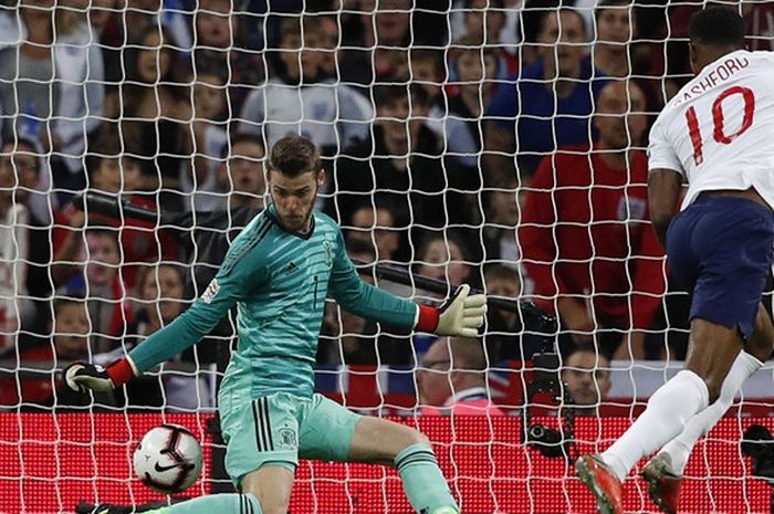 Penyerang Inggris, Marcus Rashford, menjebol gawang Spanyol yang dikawal David De Gea dalam laga UEFA Nations League di Stadion Wembley, London, Inggris pada 8 September 2018.