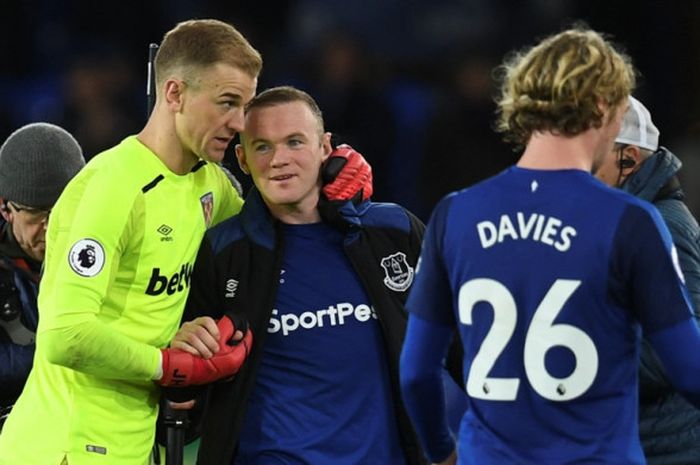 Kiper West Ham United, Joe Hart, memberi selamat kepada striker Everton, Wayne Rooney, seusai laga Liga Inggris di Stadion Goodison Park, Liverpool, pada 29 November 2017.