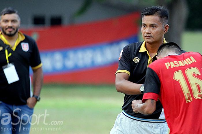 Pelati PS Mojokerto Putra, Redi Supriyanto, memberi semangat kepada salah satu pemainnya, Finky Pasamba, saat timnya melawan Madura FC dalam laga babak 16 besar pertama Grup D Liga 2 di Lapangan Kodikal Bumimoro Surabaya, Jawa Timur, Sabtu (23/09/2017) sore.