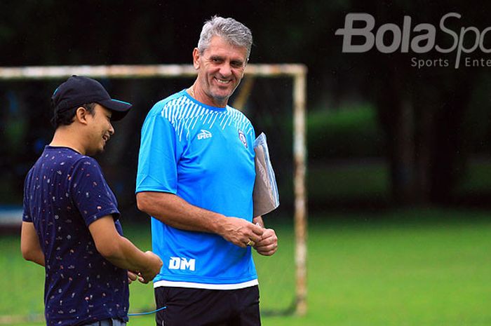 Pelatih fisik Arema FC, Dusan Momcilovic, dalam latihan perdana di Lapangan Dirgantara Kabupaten Malang, Jawa Timur, Jumat (12/01/2017) sore.