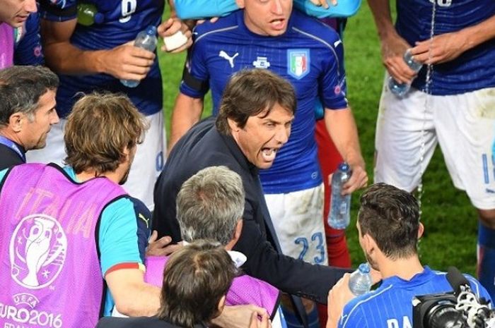  Pelatih tim nasional Italia, Antonio Conte, berada di antara para pemainnya menjelang babak adu penalti kontra Jerman, di Stade Matmut-Atlantique, Sabtu (3/7/2016) waktu setempat. 