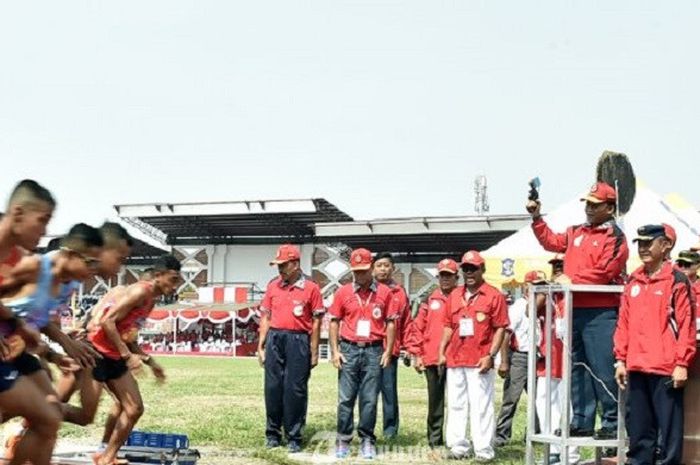 Kepala Staf Umum (Kasum) TNI Laksamana Madya TNI Didit Herdiawan, M.P.A., M.B.A mewakili Panglima TNI Jenderal TNI Gatot Nurmantyo saat membuka Kejuaraan Nasional (Kejurnas) Atletik Piala Panglima TNI Terbuka ke-5 Tahun 2017, di Lapangan Thor Gelora Pancasila, Surabaya, Jawa Timur, Rabu (1/11/2017). 