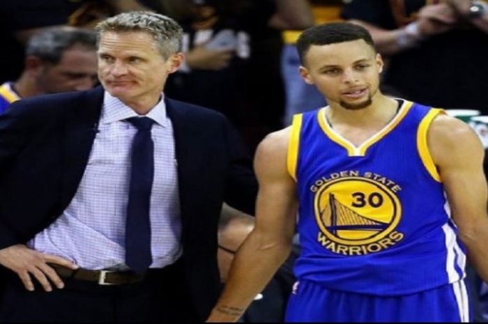 Pelatih Golden State Warriors, Steve Kerr (kiri), saat berbincang dengan salah satu pemainnya Stephen Curry.