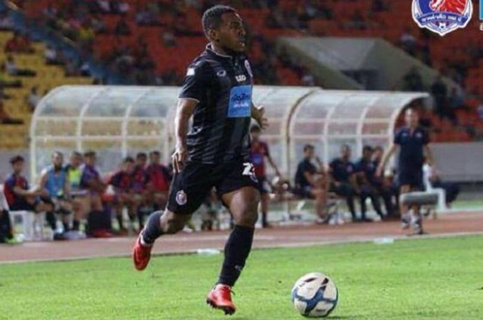 Winger asal Indonesia dengan seragam Port FC, Terens Puhiri melakoni laga kontra Chiangrai United FC pada laga turnamen pra-musim Leo Cup 2018 di Stadion At 700 Anniversary, Chiangmai, Selasa (9/1/2018) malam.