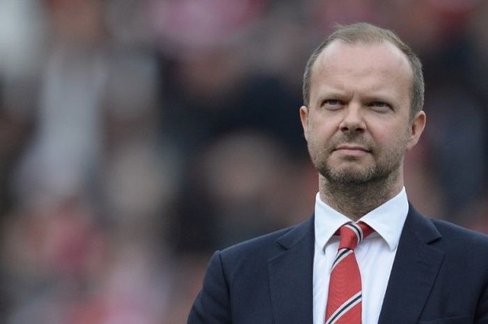 Wakil CEO Manchester United Ed Woodward berdiri di Stadion Old Trafford menjelang partai kontra Everton pada lanjutan Premier League, 3 April 2016.