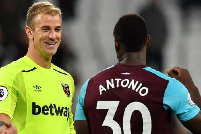 Joe Hart dan Michail Antonio tampak gembira seusai West Ham United menang atas Huddersfield Town di London Stadium, Senin (11/9/2017). 