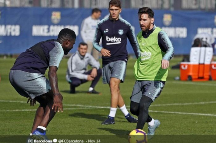 Megabintang FC Barcelona, Lionel Messi (kanan), sedang menggiring bola.