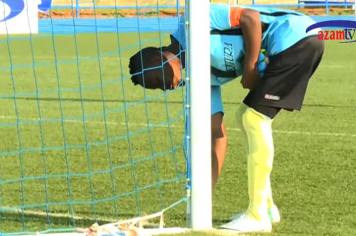 Kiper Mukura V Sports, Mazimpaka Andre memasang jimat di sisi gawang ketika menghadapi Rayon Sport FC di Liga Rwanda, Minggu (16/12/2016).