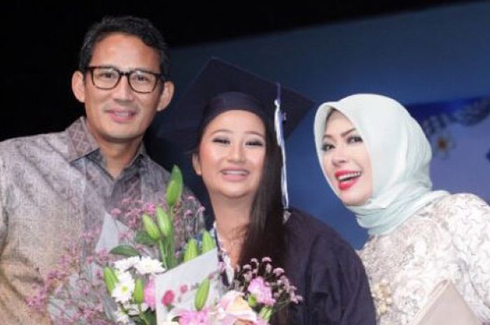 Amyra Atheefa Uno melangsungkan wisuda kelulusannya di Jakarta International School (JIS) pada Senin (21/5/2017).