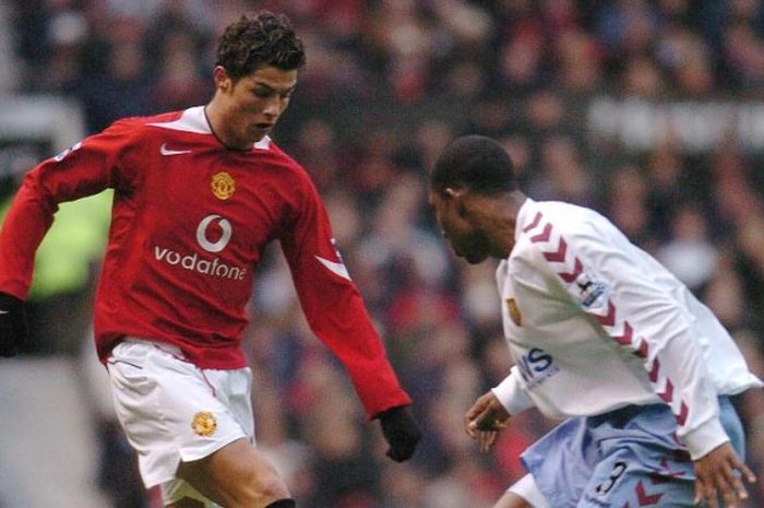 Pemain Manchester United, Cristiano Ronaldo (kiri), berduel dengan pemain Aston Villa, Jlloyd Samuel, dalam laga Liga Inggris di Stadion Old Trafford, Manchester pada 22 Januari 2005.