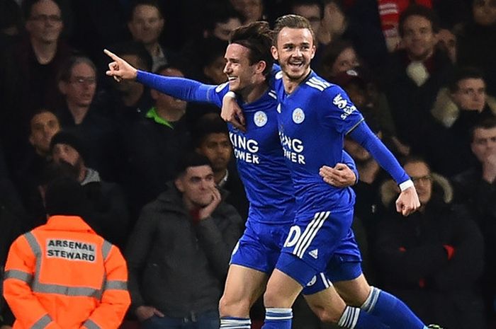 Pemain Leicester City, Ben Chilwell (kiri) dan James Maddison, merayakan gol yang dicetak ke gawang Arsenal dalam laga Liga Inggris di Stadion Emirates, London, Inggris pada 22 Oktober 2018.