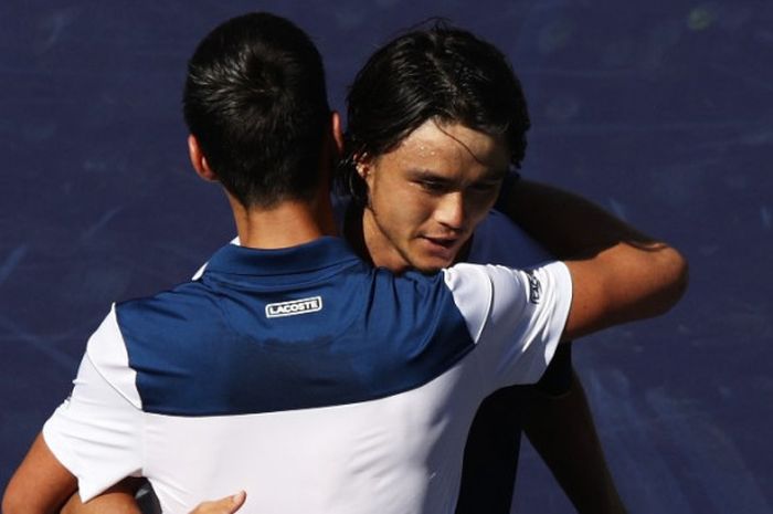 Petenis tunggal putra Serbia, Novak Djokovic, memeluk lawannya, Taro Daniel (Jepang), seusai melakoni laga babak kedua turnamen Indian Wells Masters 2018, Minggu (11/3/2018). Djokovic kalah 6-7(3), 6-4, 1-6.