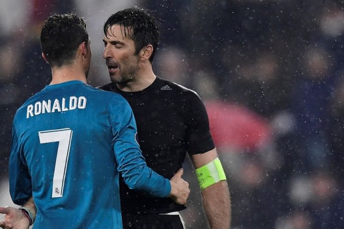 Kiper Juventus, Gianluigi Buffon, memberikan selamat kepada megabintang Real Madrid, Cristiano Ronaldo, seusai laga leg pertama perempat final Liga Champions di Stadion Allianz, Turin, Italia pada 3 April 2018.