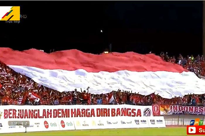 Koreografi suporter Indonesia pada pertandingan timnas U-22 versus Vietnam di SEA Games 2017, Selasa (22/8/2017). 