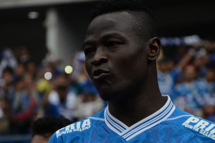 Striker Persib Bandung yang juga kapten Timnas Chad, Ezechiel N'Douassel saat melawan Arema di Stadion Gelora Bandung Lautan Api, Kamis (13/9/2018) pada Liga 1 2018 pekan ke-21.