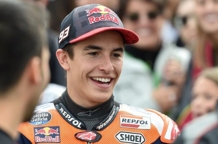 Pebalap Repsol Honda, Marc Marquez, tersenyum setelah meraih pole pole position pada kualifikasi GP Australia di Sirkuit Phillip Island, Sabtu (21/10/2017).