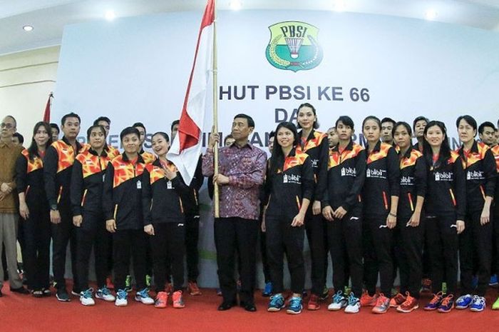 Ketua umum PBSI, Wiranto, berpose dengan tim bulu tangkis Indonesia saat merayakan HUT PBSI yang ke-66 sekaligus peluncuran tim Piala Sudirman 2017.