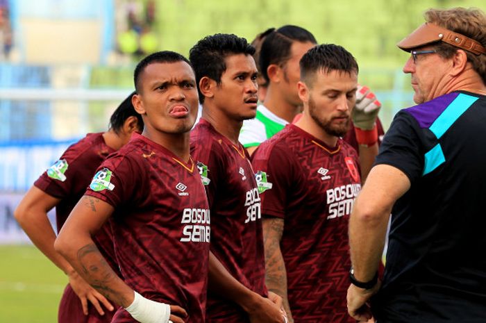 Pelatih PSM Makassar, Robert Rene Alberts memberi intruksi pada para pemain.       