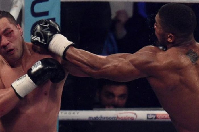 Petinju kelas berat asal Selandia Baru, Joseph Parker (kiri), berusaha menghindari serangan Anthony Joshua pada pertarungan yang digelar di Principality Stadium, Cardiff, Wales, Sabtu (31/3/2018).