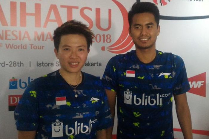 Pasangan ganda campuran Indonesia, Tontowi Ahmad (kanan) dan Liliyana Natsir, berpose setelah melakukan jumpa pers seusai laga final Indonesia Masters 2018 di Istora Senayan, Jakarta Selatan, Minggu (28/1/2018).