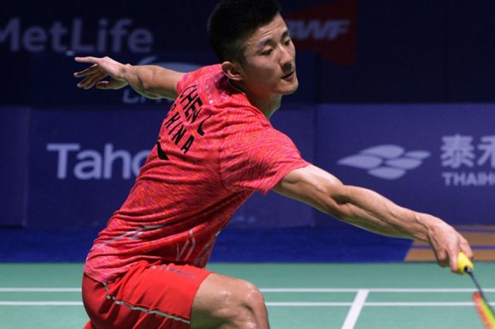 Pebulu tangkis tunggal putra China, Chen Long, mengembalikan kok yang dilepas oleh lawannya, Son Wan-ho (Korea Selatan) pada laga semifinal turnamen China Terbuka 2017 yang berlangsung di Haixia Olympic Sports Center, Fuzhou, Sabtu (18/11/2017).