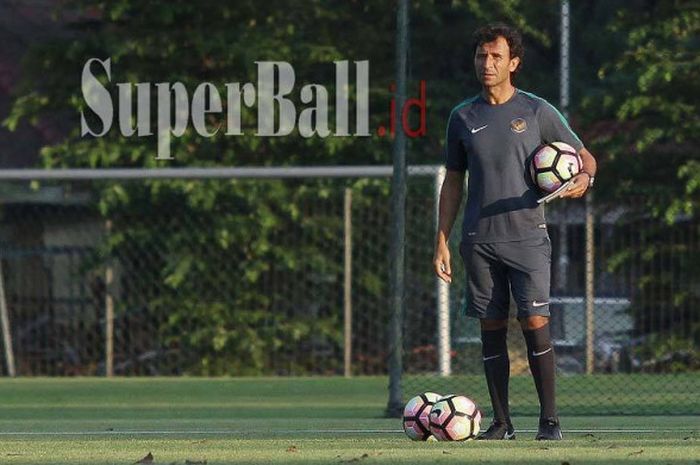 Pelatih Timnas Indonesia U-22, Luis Milla, memimpin latihan perdana timnya di Lapangan Sekolah Pelita Harapan, Karawaci, Senin (7/8/2017)