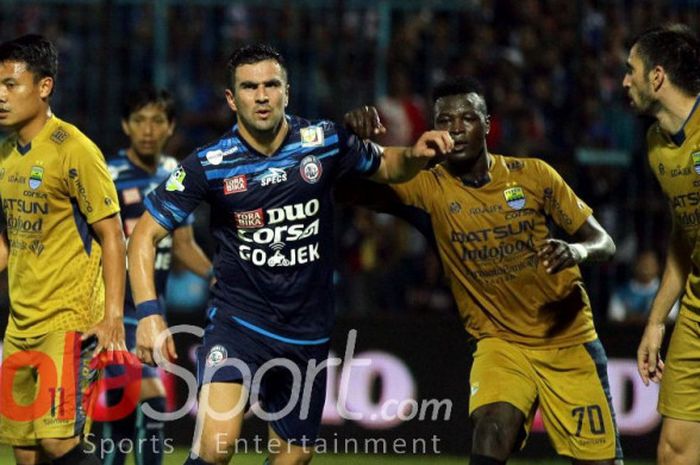 Pemain Persib Bandung, Ezechiel N Douasel, berduel dengan bek Arema FC, Ahmet Atayev, pada laga Arema vs Persib Bandung di Stadion Kanjuruhan, Malang, Sabtu (12/8/2017).