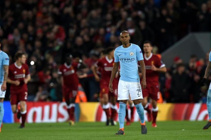 Para pemain Manchester City bereaksi setelah Liverpool mencetak gol ke gawang mereka pada laga leg 1 perempat final Liga Champions, di Stadion Anfield, Liverpool, Rabu (4/4/2018).    