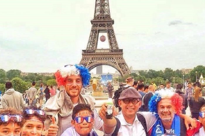 Suporter Prancis berpose bersama penulis di depan Menara Eiffel jelang pembukaan Piala Eropa 2016, Jumat (10/6/2016). 