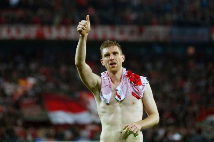 Bek Arsenal, Per Mertesacker, mengacungkan jempol seusai laga Liga Europa kontra FC Koeln di Koeln, Jerman, pada 23 November 2017.