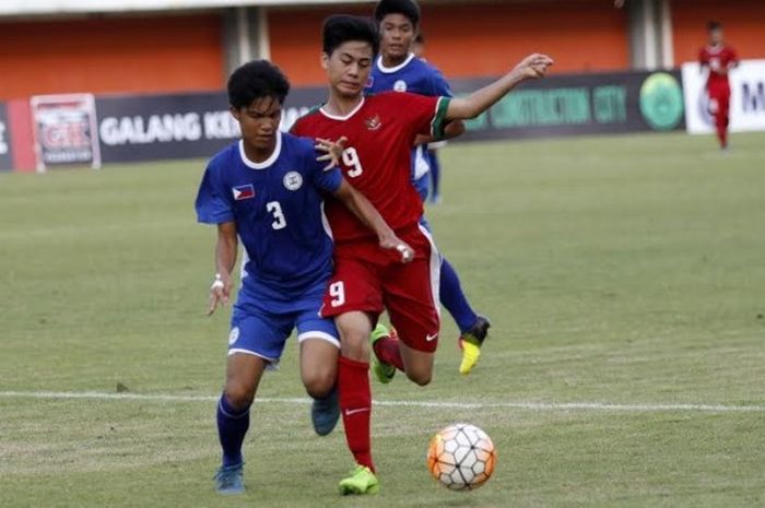 Striker Indonesia U-16, Rendy Juliansyah dikawal bek sekaligus kapten Filipina U-17, Juan Miguel Basmayor (3) pada uji coba internasional di Stadion Maguwoharjo, Sleman, Minggu (21/5/2017). 