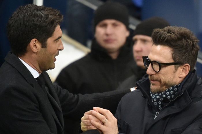 Pelatih Shakhtar Donetsk, Paulo Fonseca (kiri), bersalaman dengan pelatih AS Roma, Eusebio Di Francesco, menjelang dimulainya laga leg pertama babak 16 besar Liga Champions di OSK Metalist Stadion, Kharkiv, Ukraina, pada 21 Februari 2018.