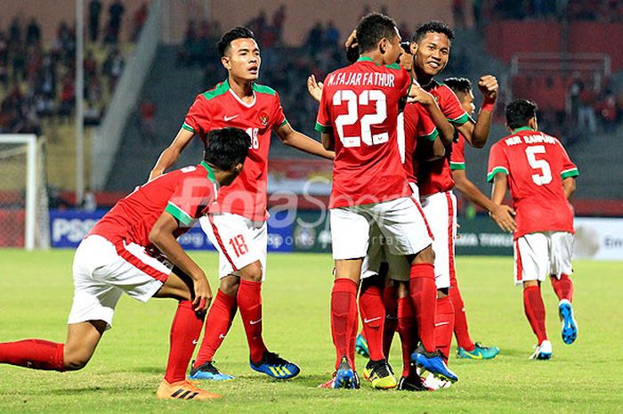 Pemain timnas U-16 Indonesia, merayakan gol ke gawang Filipina dalam laga Grup A Piala AFF U-16 2018 di Stadion Gelora Delta, Sidoarjo, Minggu (29/7/20180.