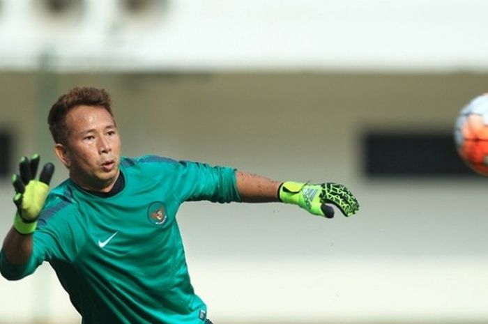 Aksi kiper Persib Bandung, I Made Wirawan, pada seleksi timnas tahap kedua di Stadion Pakansari, Cibinong, Kabupaten Bogor, Selasa (16/8/2016).